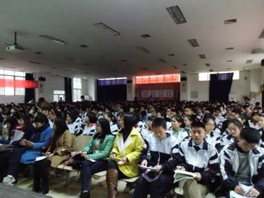 新东方教育科技集团总裁周成刚与实外学生一起